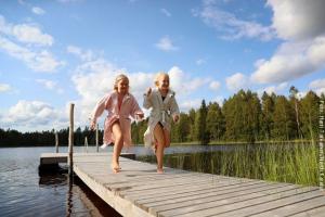 Finnland-Kinder-am-See