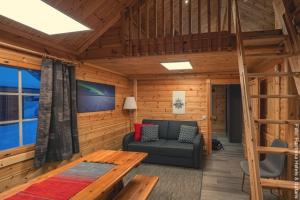 Feriendorf Harriniva - Blockhütte am Fluss