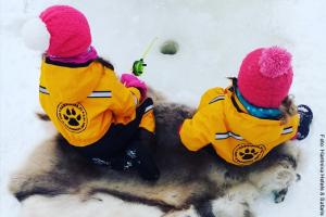 Winteraktivität Kinder beim Eisfischen
