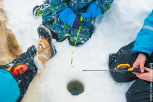Winteraktivität Kinder beim Eisangeln