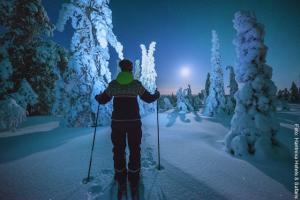 Winteraktivität Nordlichtsuche auf Ski