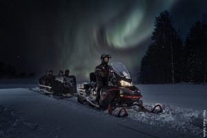 Nordlichter-Suche-im-Schlitten