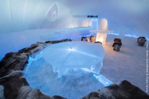 Schneehotel und Glasiglus Finnland - Eisbar