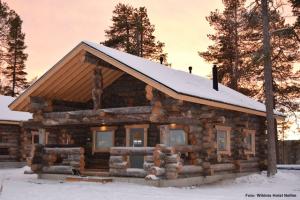 Finnland Blockhütte Kaamas im Wildnis Hotel Nellim Inarisee im Winter
